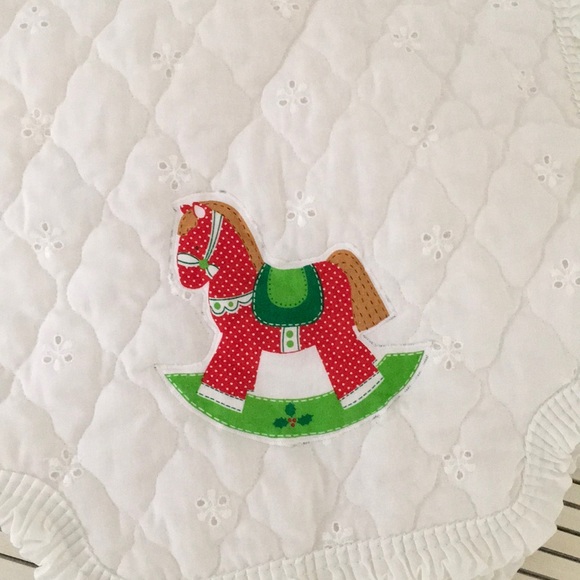 Vintage Diamond Stitch Eyelet Rocking Horse Christmas Table Runner - Picture 6 of 9